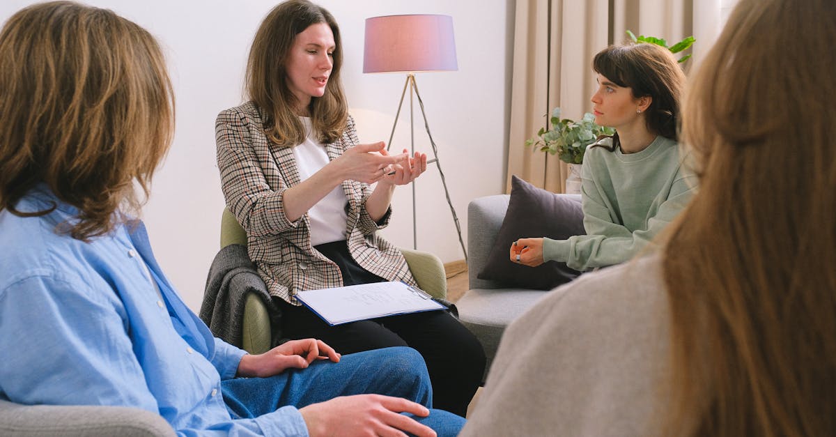 What are the treatment approaches for cognitive communication?